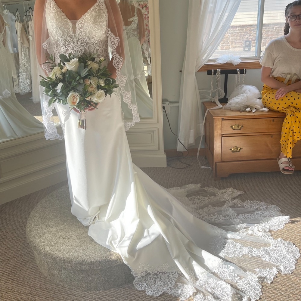 Elegant White Lace Wedding Dress